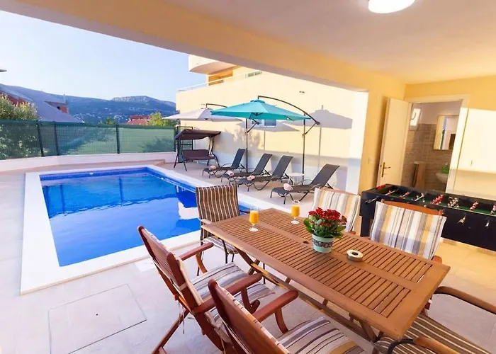 Renata + Private Swimming Pool In Lägenhet