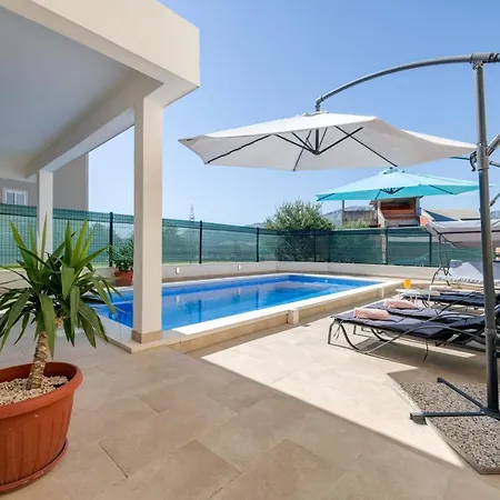 Renata + Private Swimming Pool In アパート