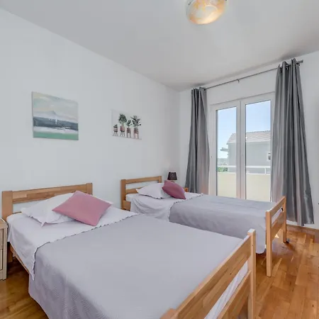 Renata + Private Swimming Pool In アパート *