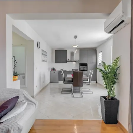 アパート Renata + Private Swimming Pool In *