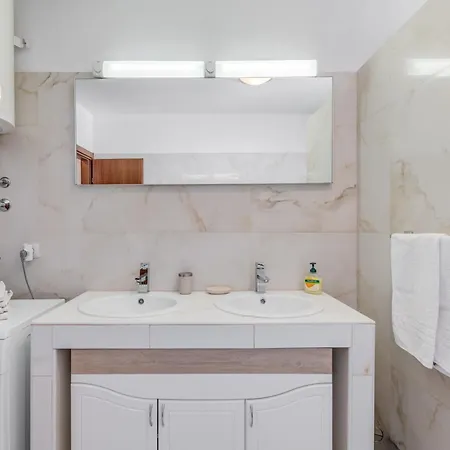 Renata + Private Swimming Pool In アパート