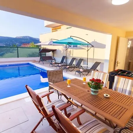 Renata + Private Swimming Pool In Apartment