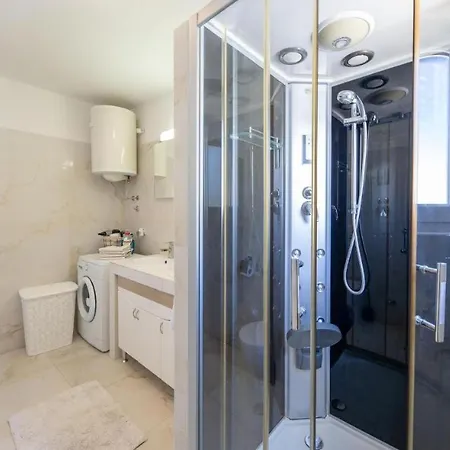 דירה Renata + Private Swimming Pool In