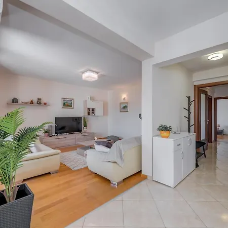 Renata + Private Swimming Pool In Apartment