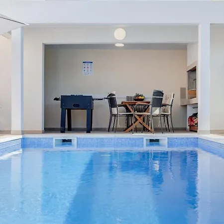 Renata + Private Swimming Pool In דירה