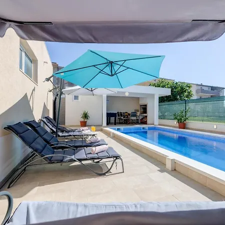 Renata + Private Swimming Pool In Апартаменты Сплит