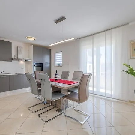 Apartment Renata + Private Swimming Pool In *
