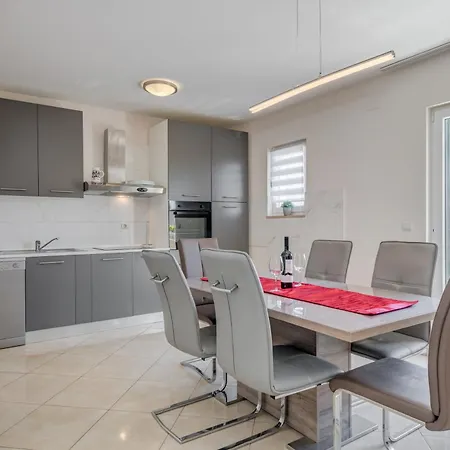 Renata + Private Swimming Pool In Сплит