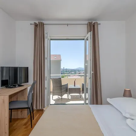 Renata + Private Swimming Pool In Apartment