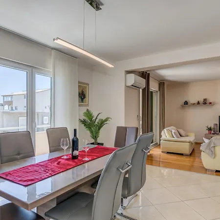 Renata + Private Swimming Pool In