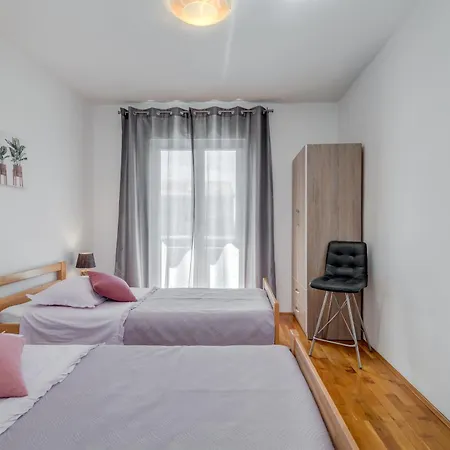 Renata + Private Swimming Pool In Spalato