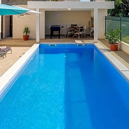 דירה Renata + Private Swimming Pool In ספליט