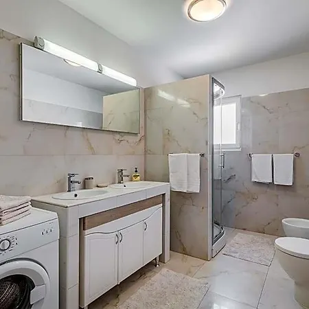דירה Renata + Private Swimming Pool In ספליט