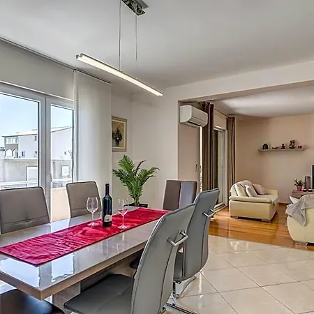 דירה Renata + Private Swimming Pool In