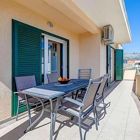 Renata + Private Swimming Pool In דירה *