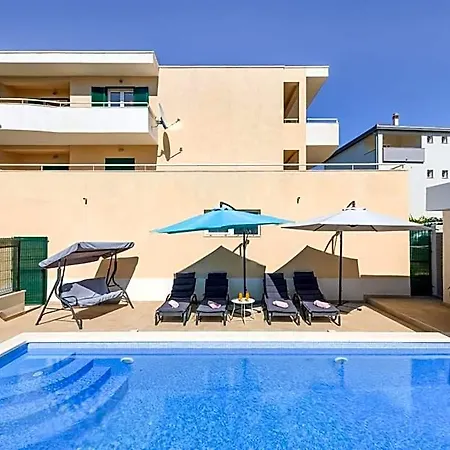 Renata + Private Swimming Pool In דירה