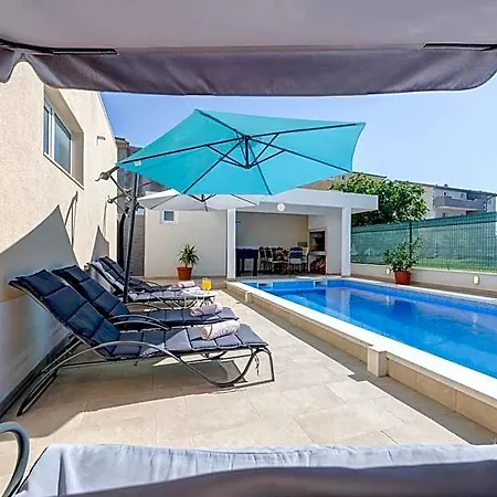 Renata + Private Swimming Pool In