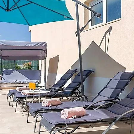 Renata + Private Swimming Pool In דירה *